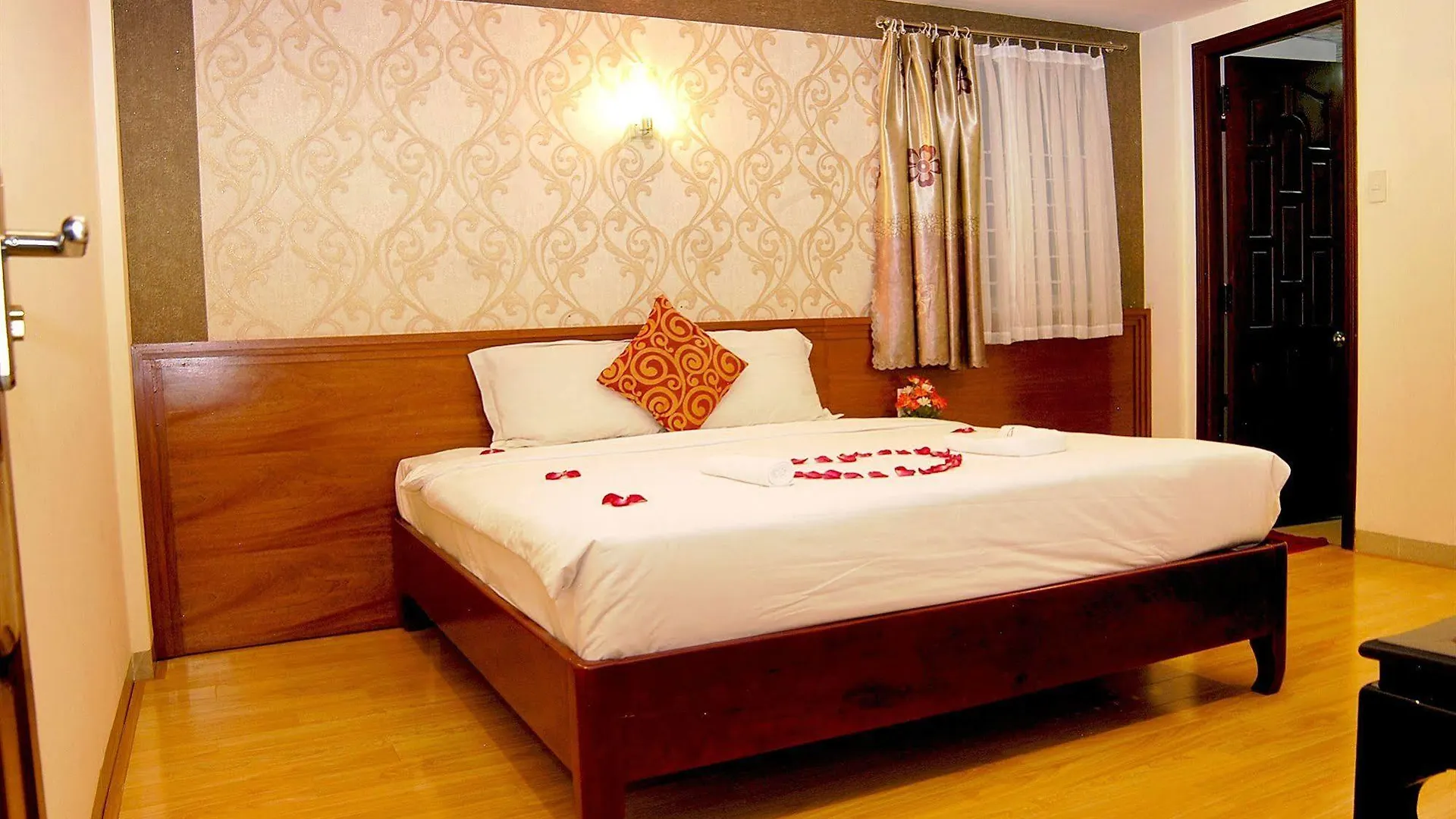 Ngan Ha - Galaxy Hotel نها ترانج