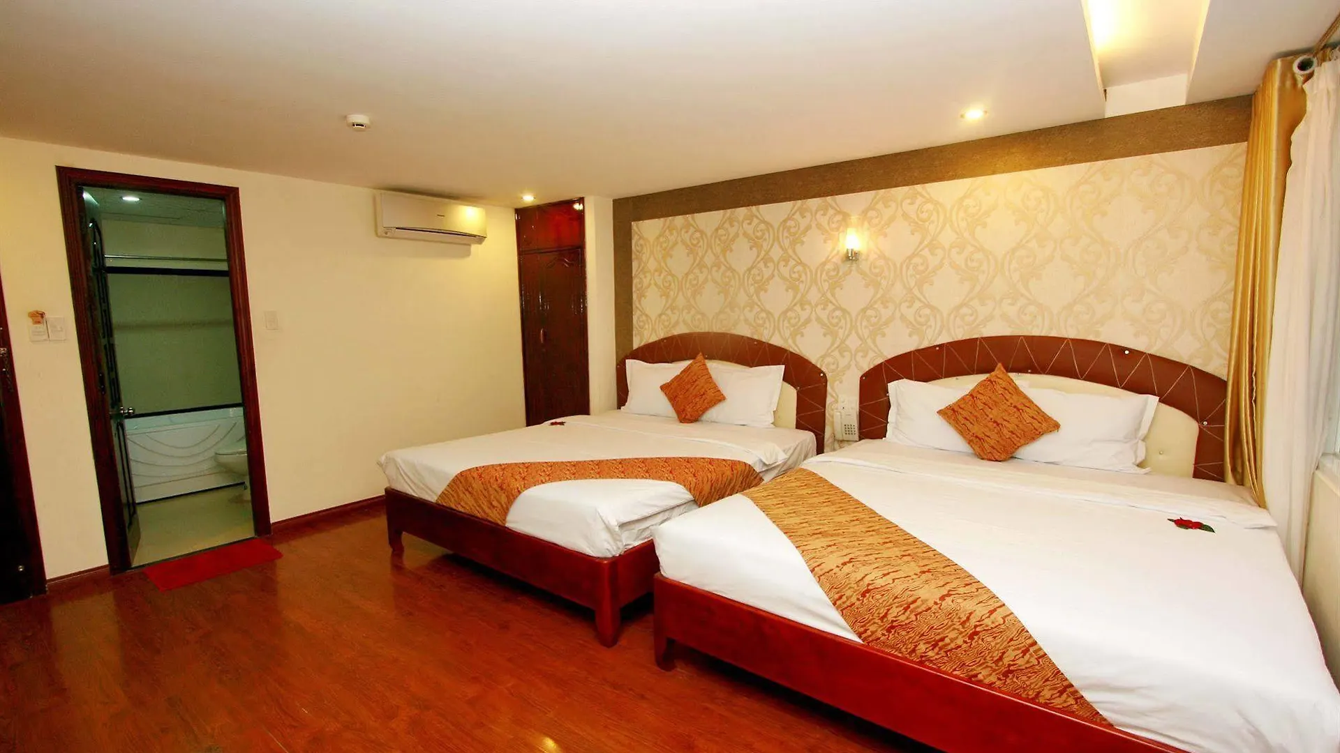 Ngan Ha - Galaxy Hotel Нячанг