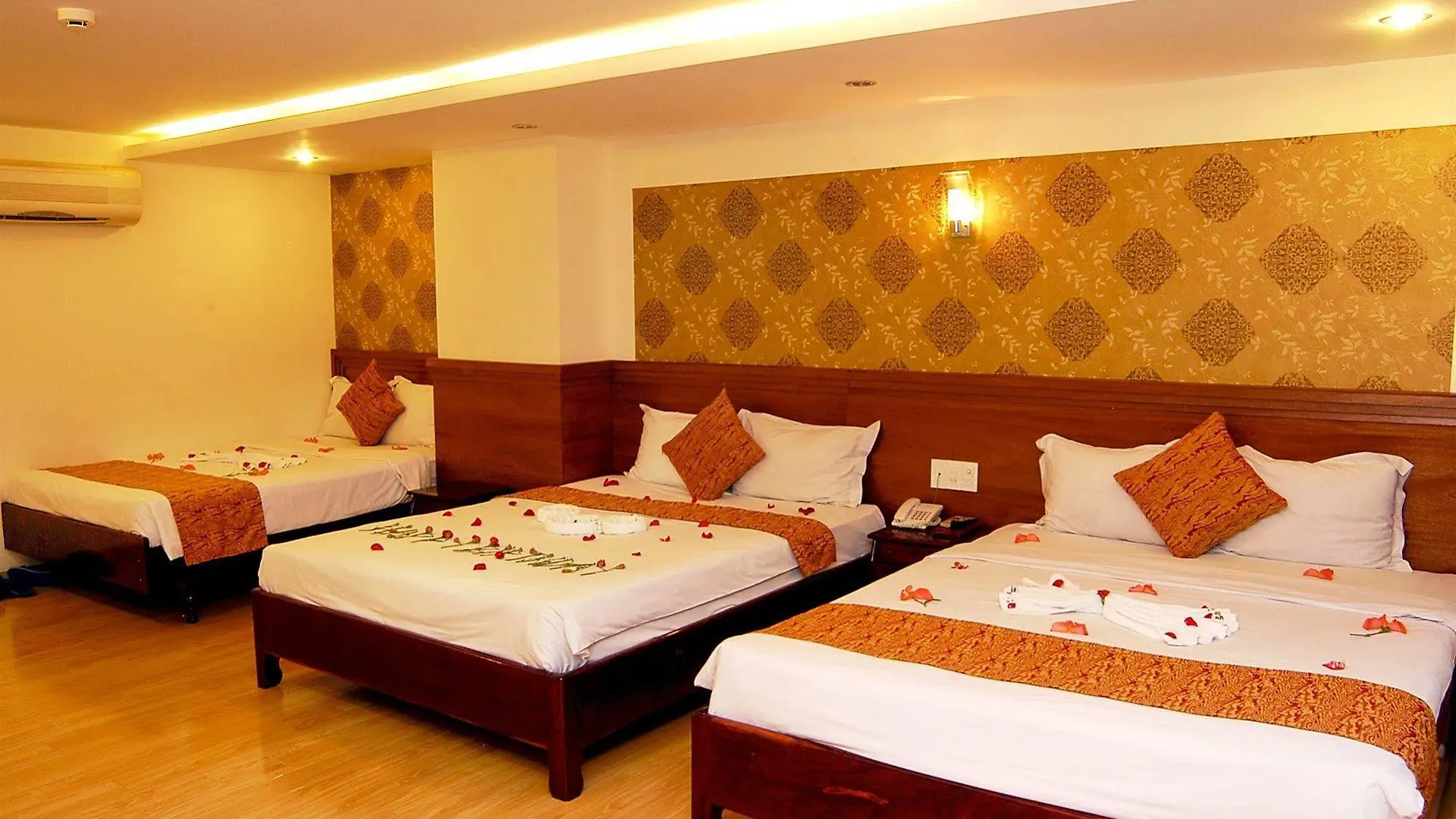 Ngan Ha - Galaxy Hotel Нячанг